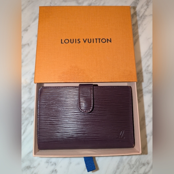 Authentic Louis Vuitton Cassis Epi Leather Kiss Lock Wallet - Picture 2 of 13